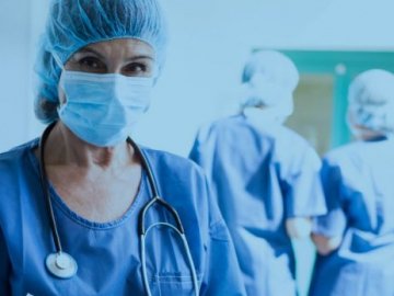 Скільки невакцинованих медиків відсторонили від роботи на Волині