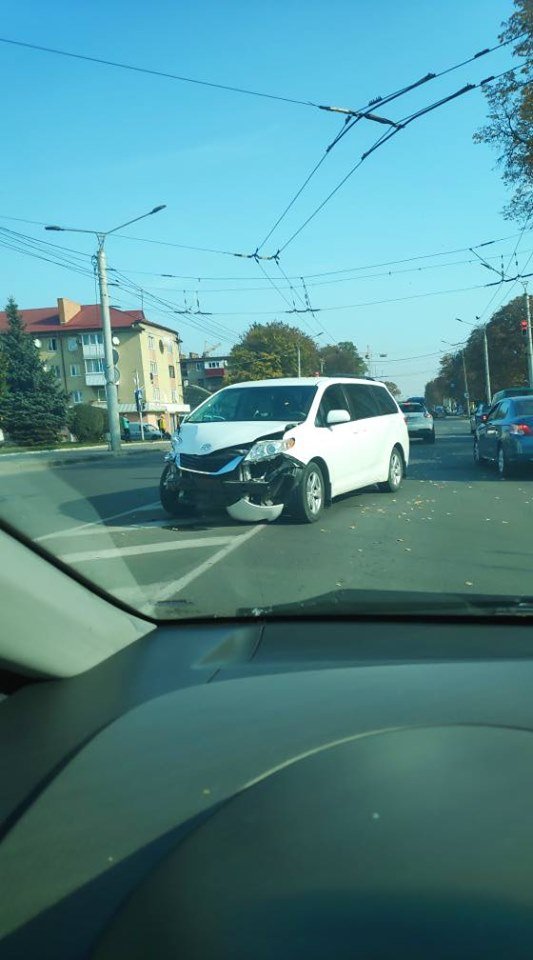 У Луцьку біля Київського майдану зіткнулися дві автівки. ФОТО