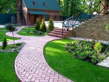 Яку тротуарну плитку найкраще використовувати для садового дворика?