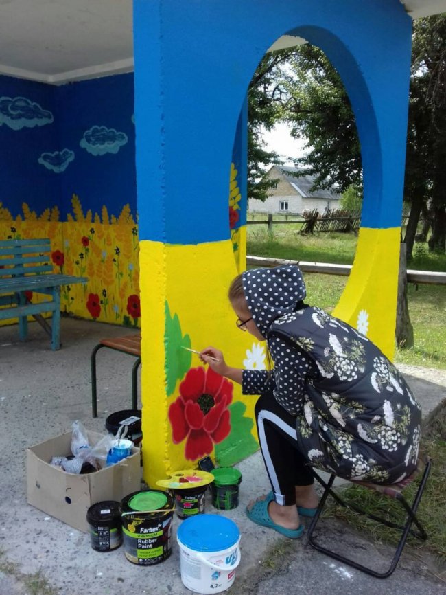 У волинському селі оригінально розмалювали зупинку. ФОТО