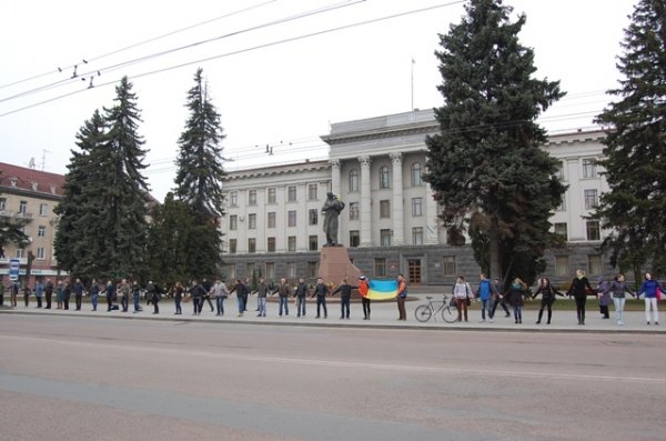 У Луцьку утворили Ланцюг Миру. ФОТО