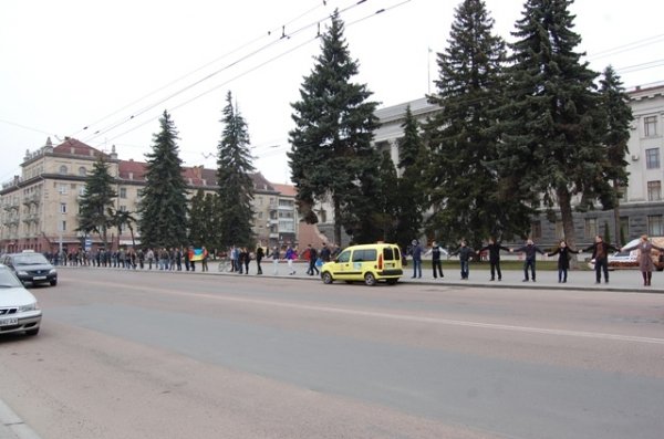 У Луцьку утворили Ланцюг Миру. ФОТО