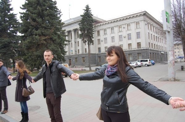 У Луцьку утворили Ланцюг Миру. ФОТО
