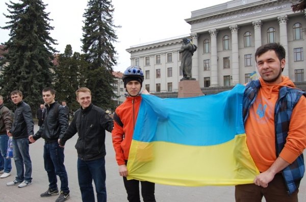 У Луцьку утворили Ланцюг Миру. ФОТО