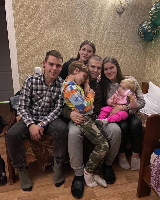 Звільнений з полону волинський захисник зі Зміїного зустрівся з рідними