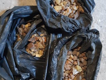 У волинянина вдома під час обшуку вилучили пів кілограма «сонячного каміння»