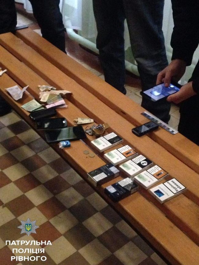 У Рівному чоловік пограбував першокласників