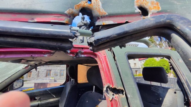 У центрі Луцька волонтери поставили обстріляне під Бахмутом авто. ВІДЕО