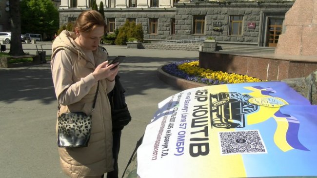 У центрі Луцька волонтери поставили обстріляне під Бахмутом авто. ВІДЕО