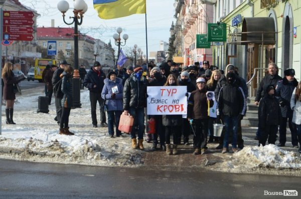 «Кров», міліція і сутичики: у Луцьку відвідали заклади регіоналів. ФОТО