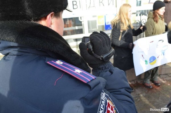 «Кров», міліція і сутичики: у Луцьку відвідали заклади регіоналів. ФОТО