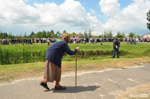Подивитися на свято знаходять сили навіть такі бабусі