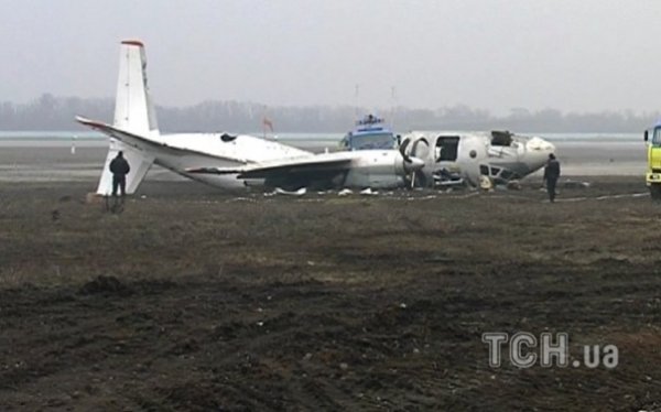 Фото з місця авіакатастрофи у Донецьку: літак розвалився на шматки 