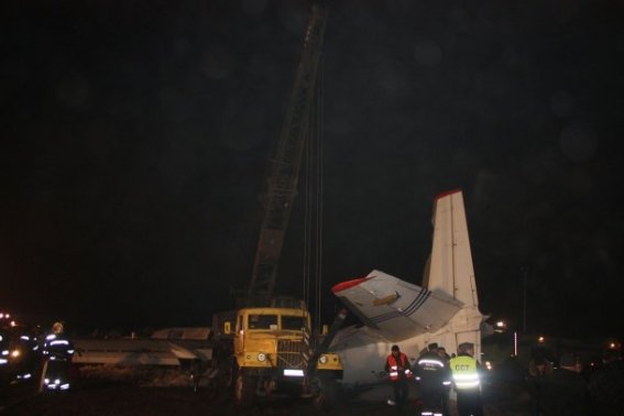 Фото з місця авіакатастрофи у Донецьку: літак розвалився на шматки 