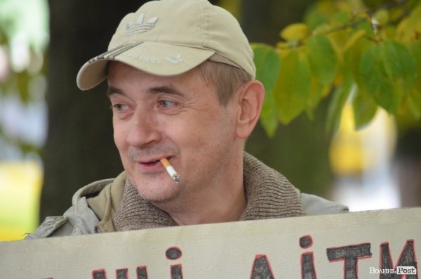 Робітники «Луцьктепла» перекрили дорогу перед міськрадою.ФОТО