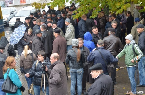Робітники «Луцьктепла» перекрили дорогу перед міськрадою.ФОТО