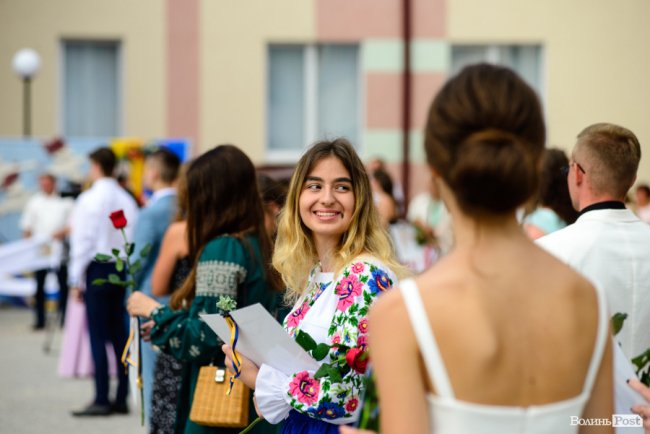 130 випускників луцьких шкіл урочисто отримали медалі: як це було. ФОТОРЕПОРТАЖ