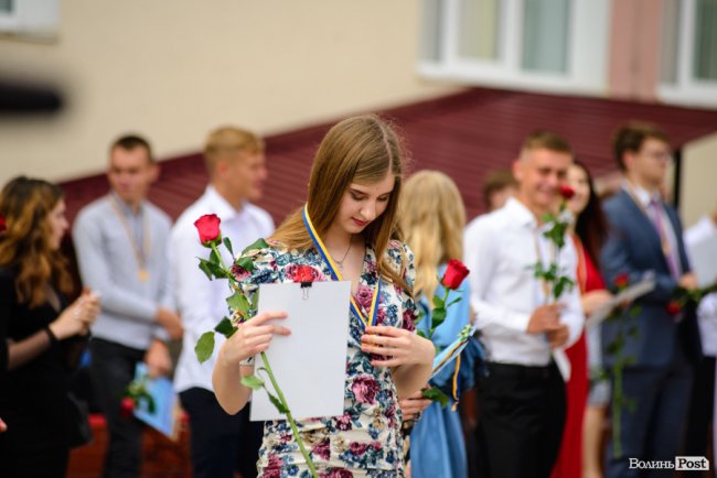 130 випускників луцьких шкіл урочисто отримали медалі: як це було. ФОТОРЕПОРТАЖ