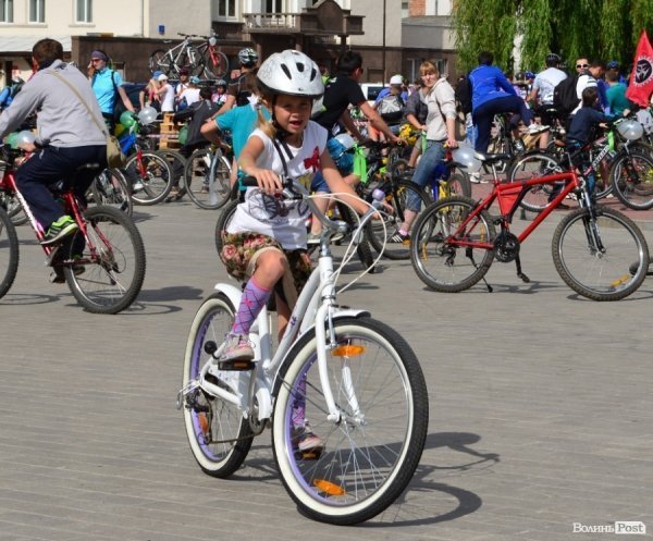 Велодень у Луцьку зібрав більше тисячі людей. ФОТО 