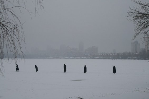 Янукович святив воду в оточенні міліції, яка стерегла навіть річку. ФОТО