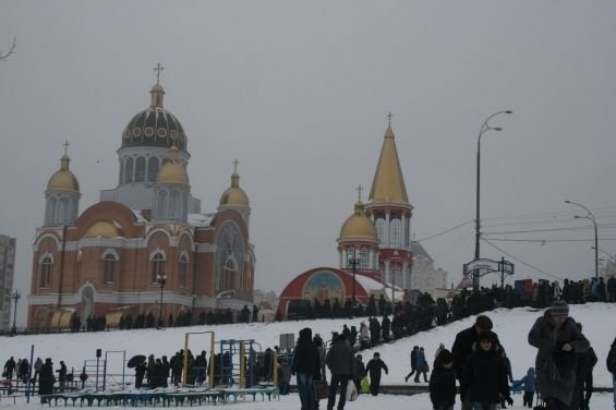 Янукович святив воду в оточенні міліції, яка стерегла навіть річку. ФОТО