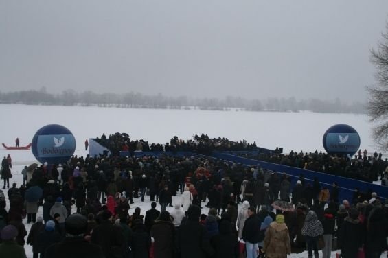 Янукович святив воду в оточенні міліції, яка стерегла навіть річку. ФОТО