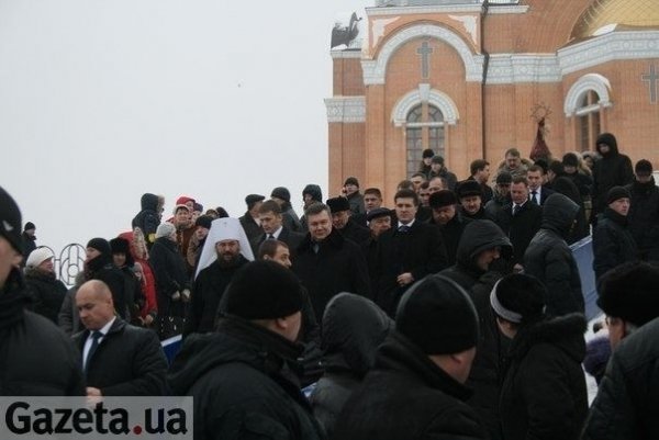 Янукович святив воду в оточенні міліції, яка стерегла навіть річку. ФОТО
