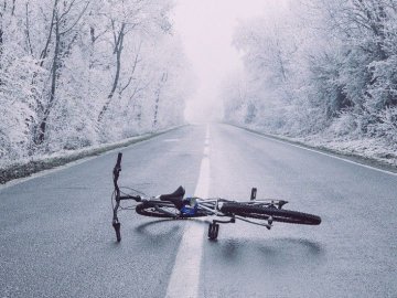 На Волині легковик збив велосипедистку: жінка загинула