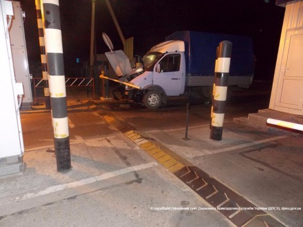 За «участю» бандерівського стовпа та п'яного водія постраждав російський автомобіль. ФОТО