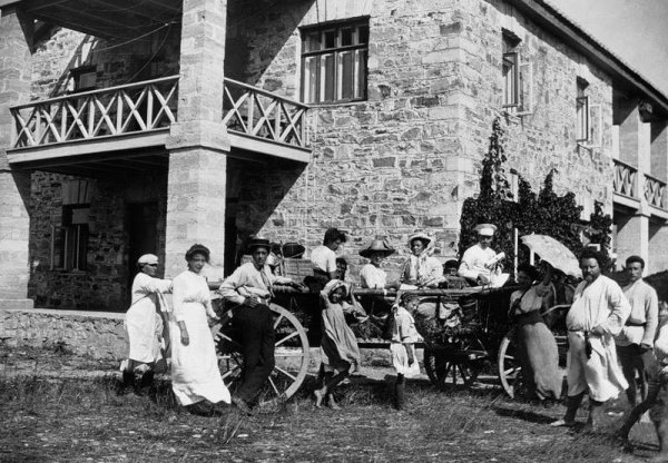 Гості М.Волошина перед поїздкою в Старий Крим. Коктебель, 1910-1919