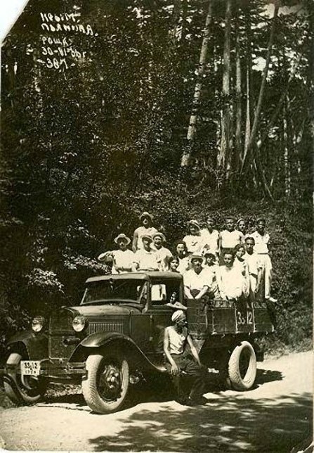 Груповий портрет відпочиваючих. Крим - П'яний гайок. 1936