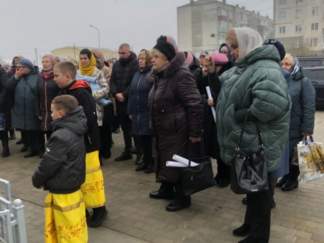 Спомин про сина: мати полеглого воїна з Волині встановила статую Богоматері