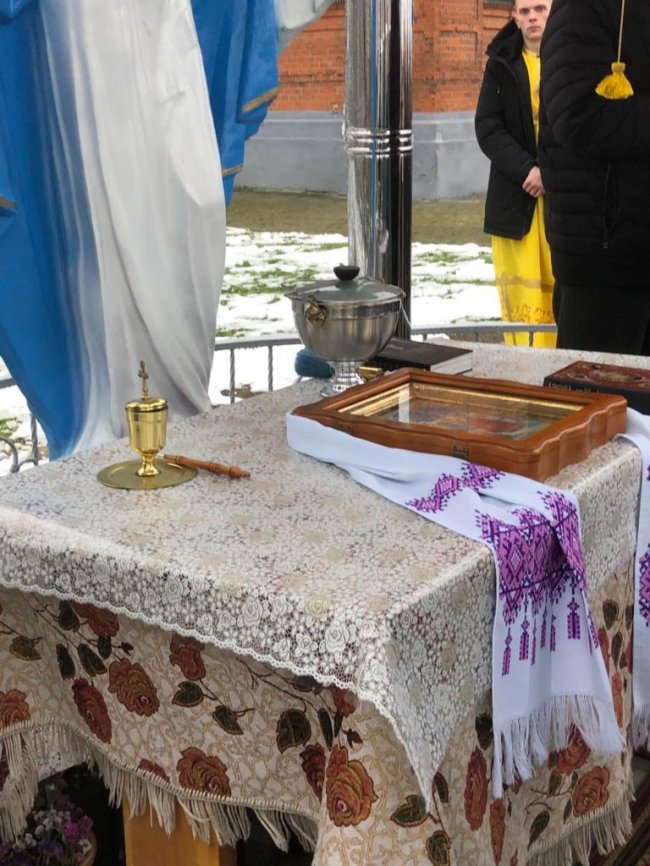 Спомин про сина: мати полеглого воїна з Волині встановила статую Богоматері