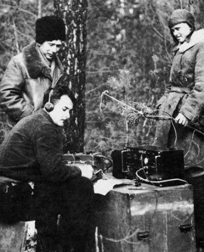 Радист групи УПА-Північ за роботою. Волинь, 1943 рік