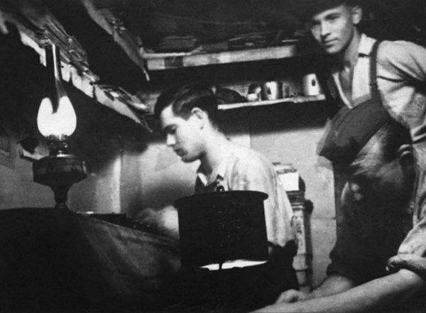 Підпільники працюють всередині криївки. Хмельницька область, 1950 рік