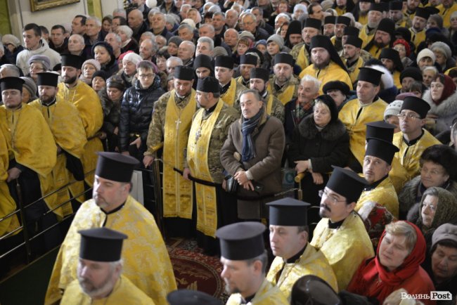 Томос, селфі та колядки: Петро Порошенко на Волині. ФОТОРЕПОРТАЖ