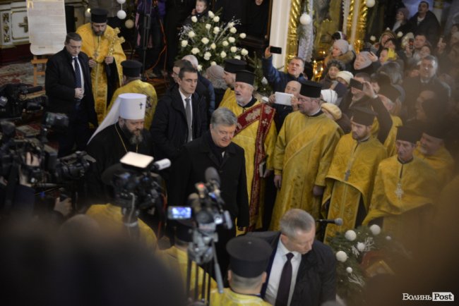 Томос, селфі та колядки: Петро Порошенко на Волині. ФОТОРЕПОРТАЖ
