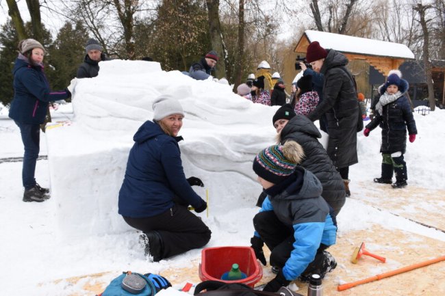 У луцькому парку стартував фестиваль снігових скульптур. ФОТО