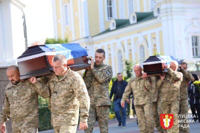 У Луцьку попрощалися з двома воїнами — Валерієм Чайковським та Володимиром Крачуновим