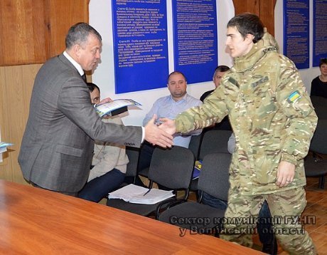 Нагородили луцьких активістів, які допомогли затримати автомобільного злодія. ФОТО