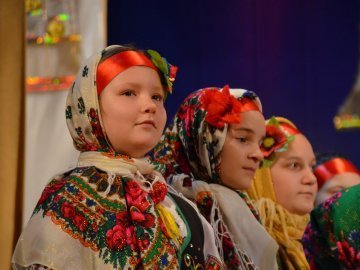 Віншування, янголи і різдвяне тепло: у Луцьку колядував фестиваль вертепів