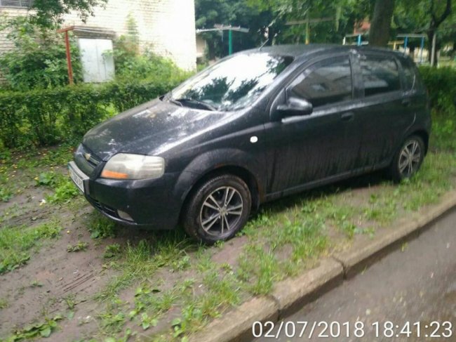 У Луцьку водії нищать газони автівками. ФОТО