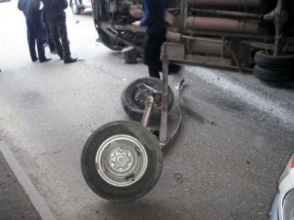 У Кривому Розі перекинулася маршрутка з пасажирами. ФОТО