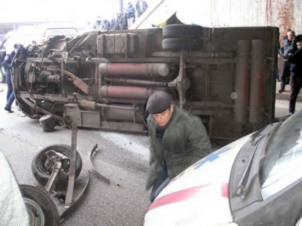 У Кривому Розі перекинулася маршрутка з пасажирами. ФОТО