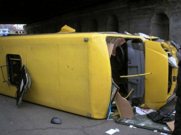 У Кривому Розі перекинулася маршрутка з пасажирами. ФОТО