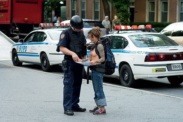 Фотопротест: жінки з голими грудьми на вулицях міста