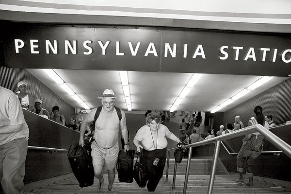 Фотопротест: жінки з голими грудьми на вулицях міста