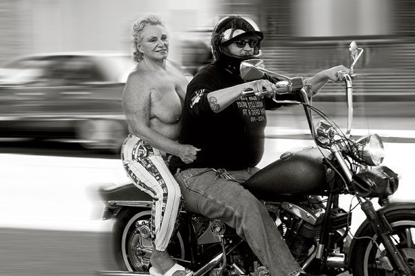 Фотопротест: жінки з голими грудьми на вулицях міста