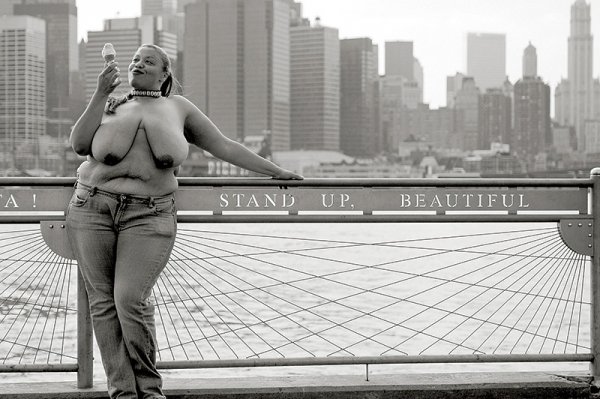 Фотопротест: жінки з голими грудьми на вулицях міста