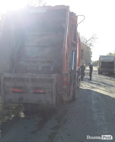 Сміттєвий скандал: у Ківерцівському районі спіймали фури з луцькими відходами. ФОТО